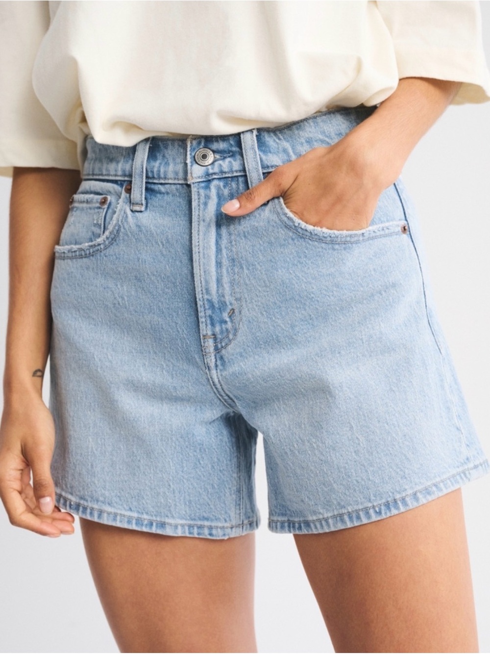 NWT Abercrombie Dad high rise Denim Women’s Shorts - sold out online! Size 28